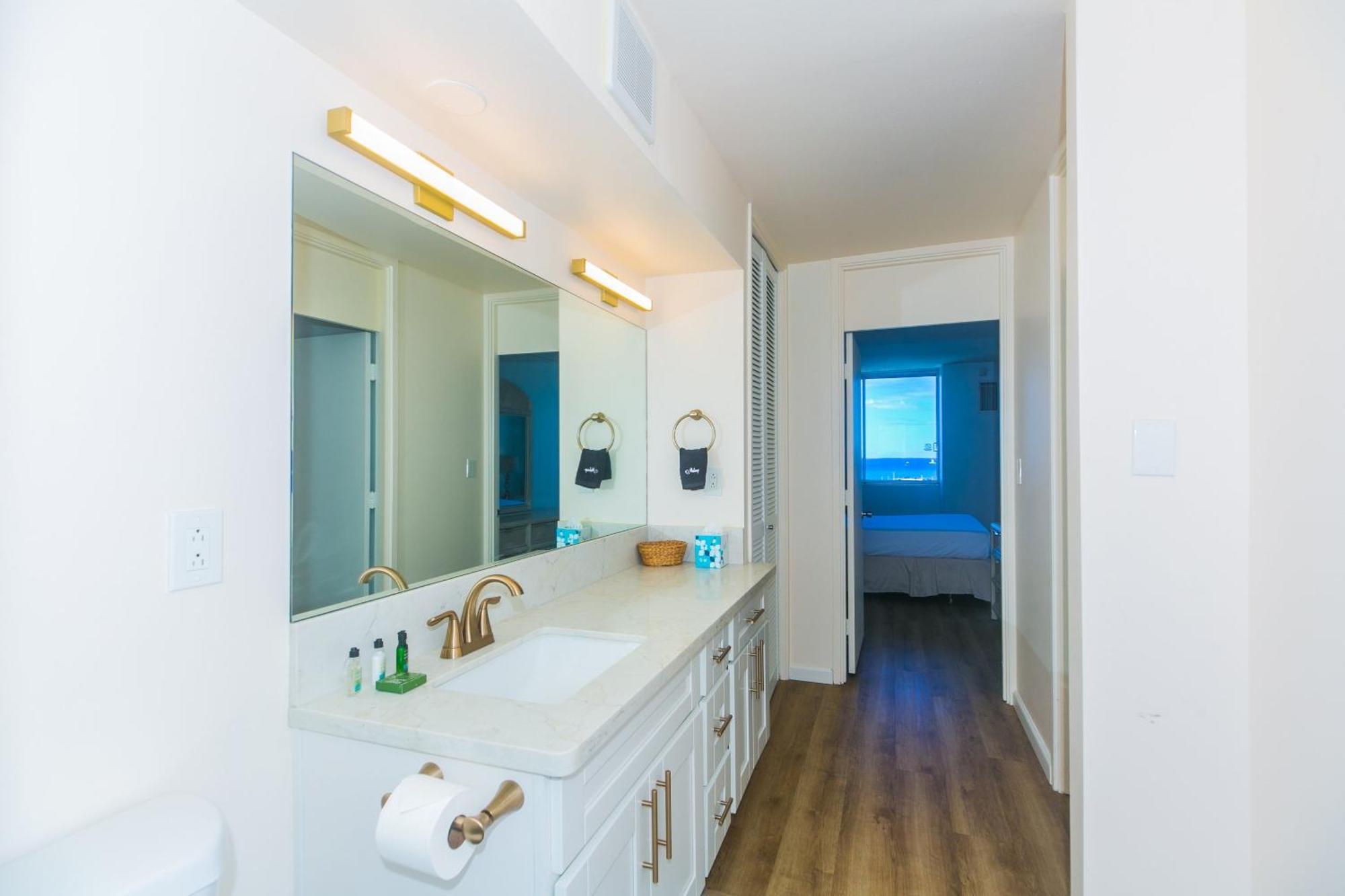 Spacious One Bedroom Harbor View At Ilikai Marina With Private Balcony
