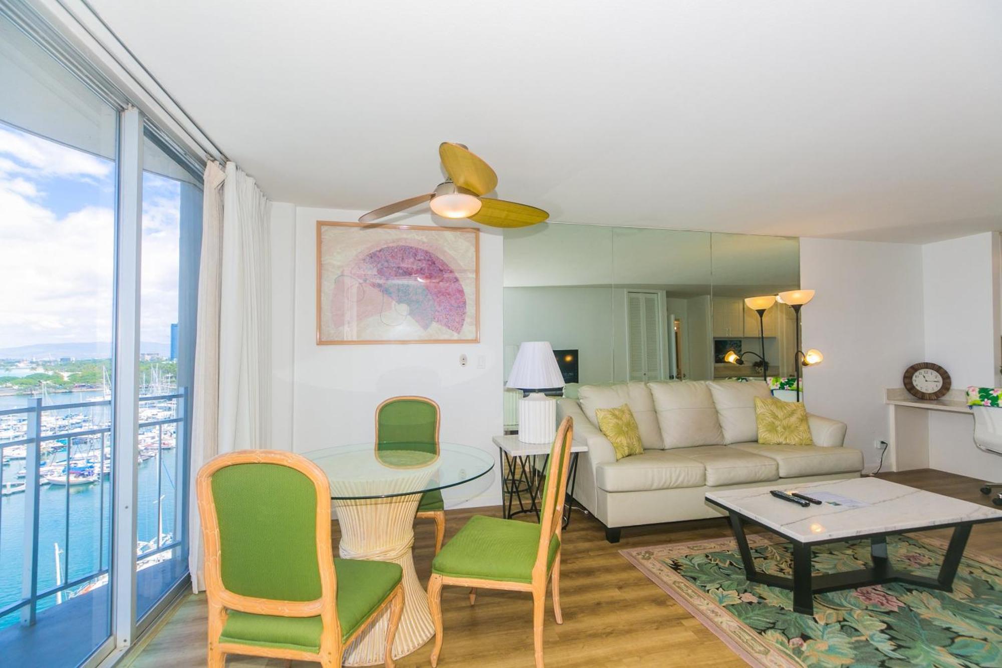 Spacious One Bedroom Harbor View At Ilikai Marina With Private Balcony Apartamento