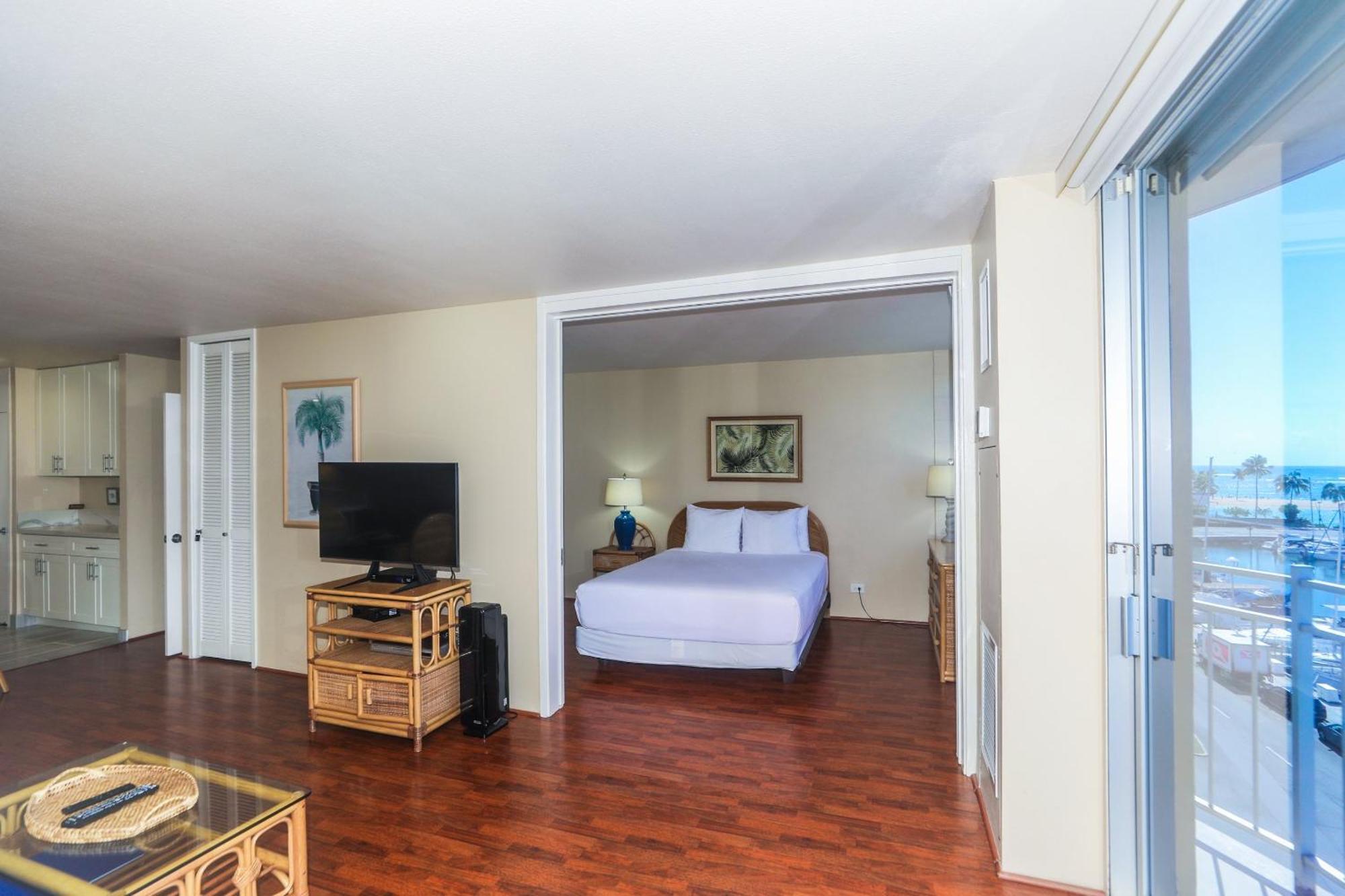 Spacious One Bedroom Harbor View At Ilikai Marina With Private Balcony Honolulu