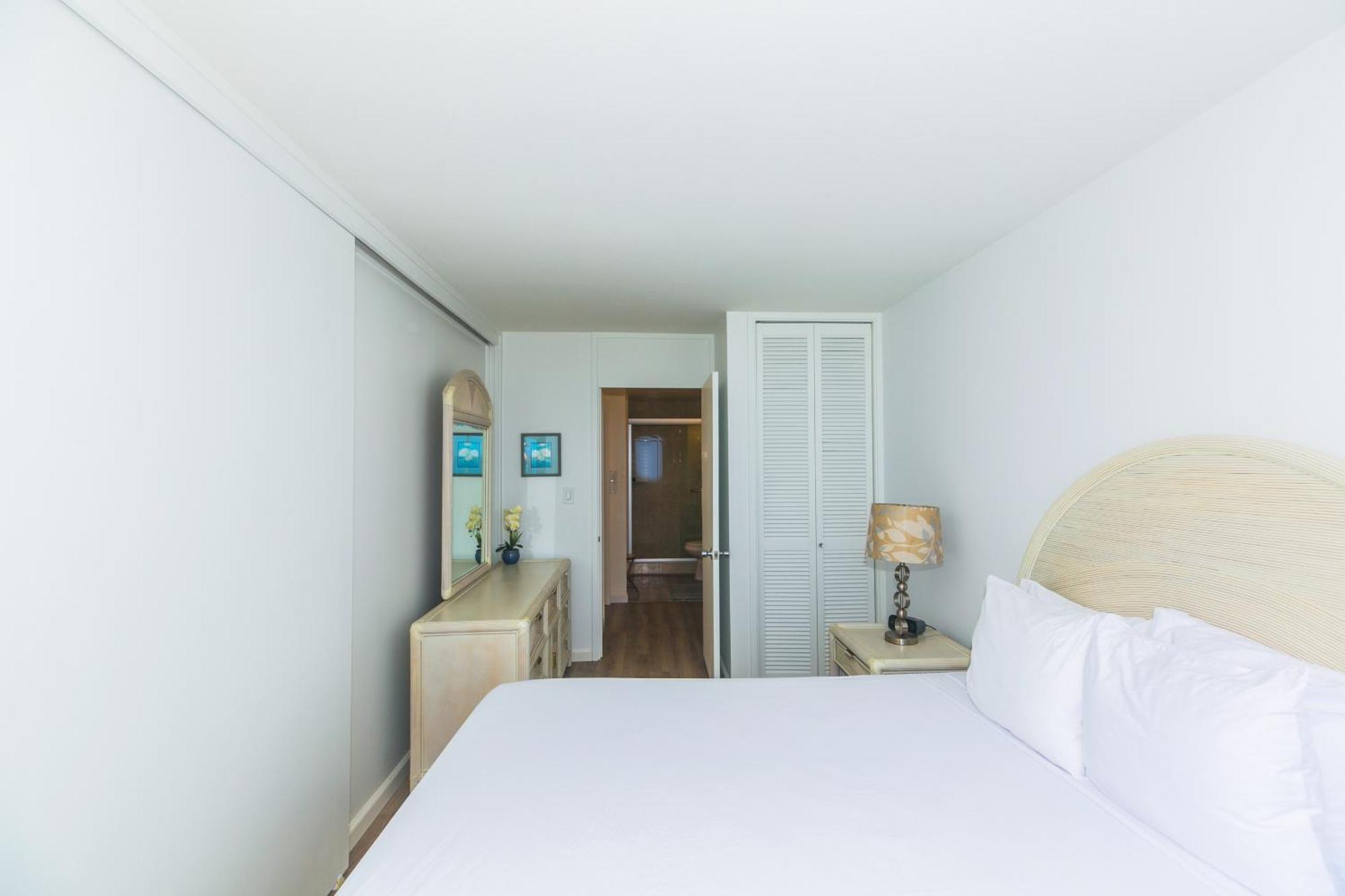 Apartment Spacious One Bedroom Harbor View At Ilikai Marina With Private Balcony