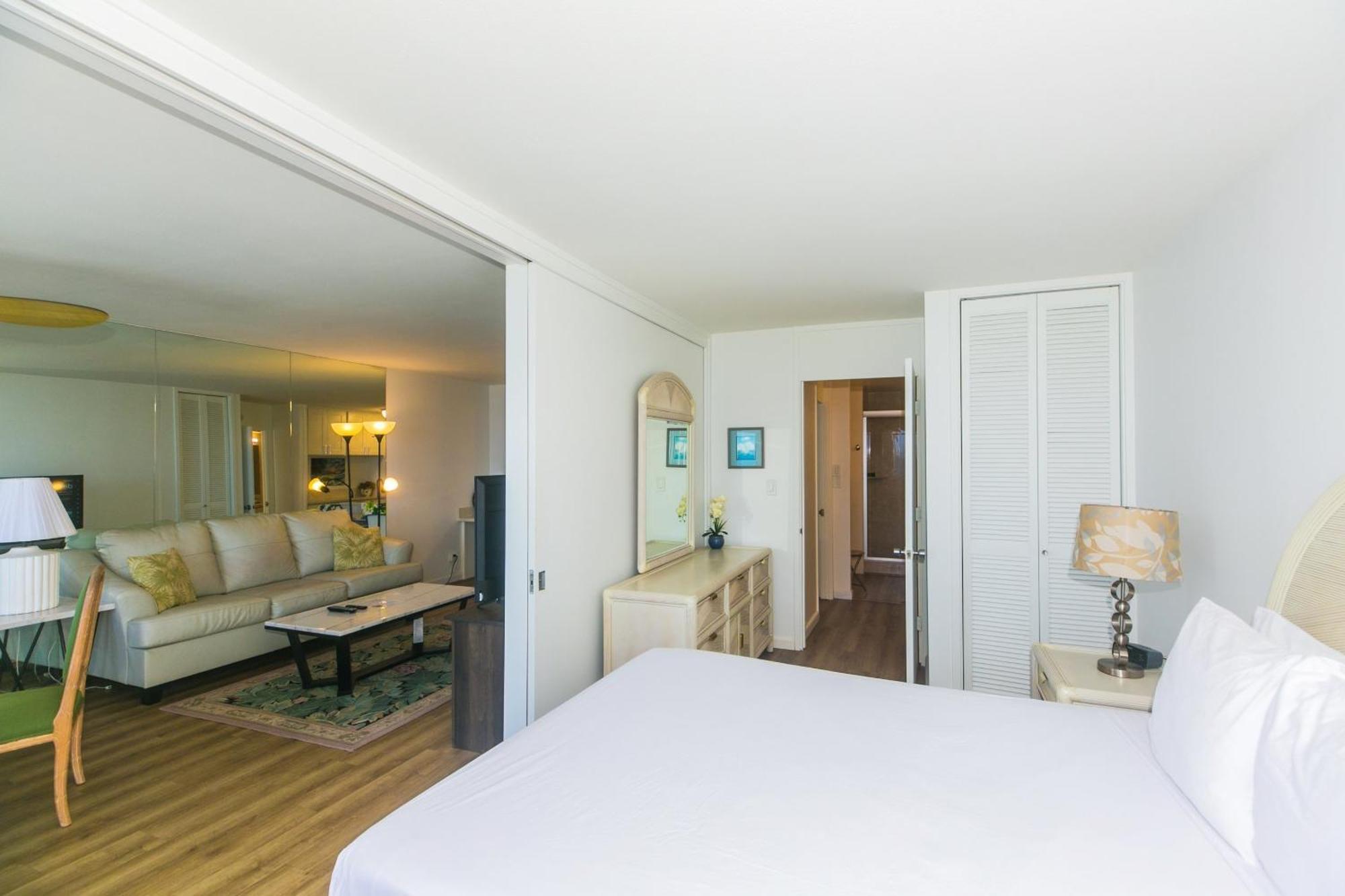 Apartment Spacious One Bedroom Harbor View At Ilikai Marina With Private Balcony *