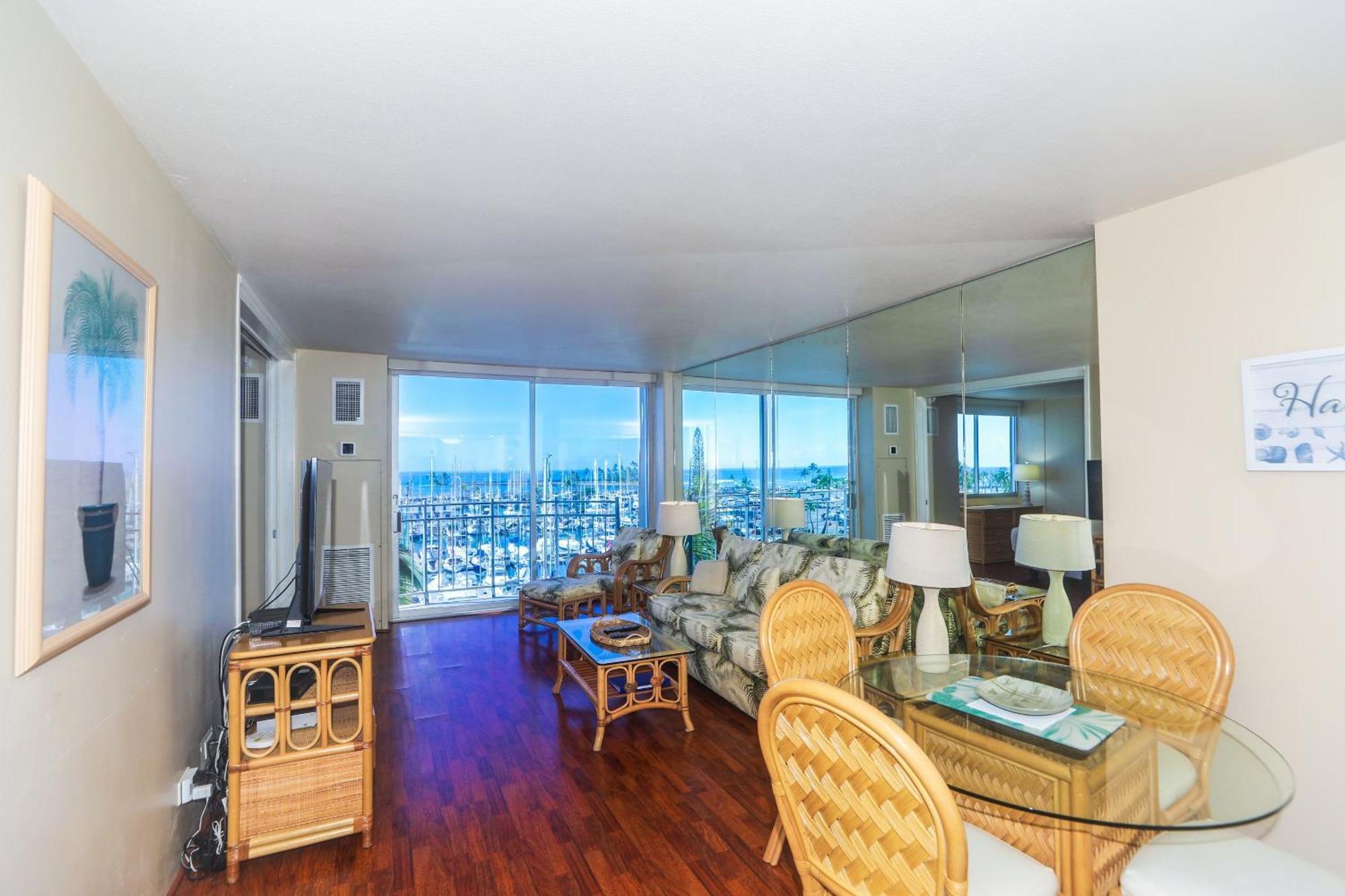 Apartment Spacious One Bedroom Harbor View At Ilikai Marina With Private Balcony Honolulu