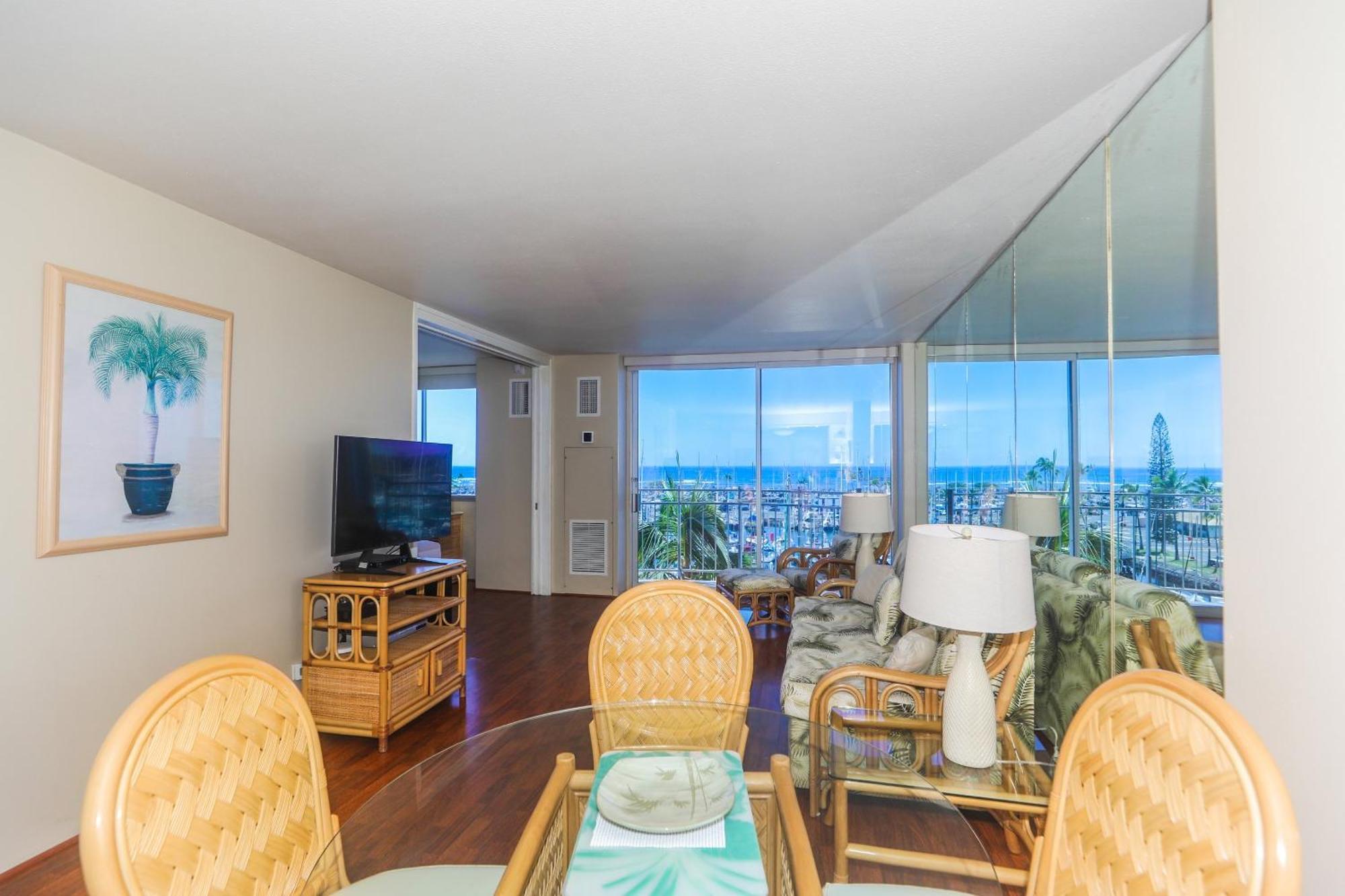 Apartment Spacious One Bedroom Harbor View At Ilikai Marina With Private Balcony Honolulu